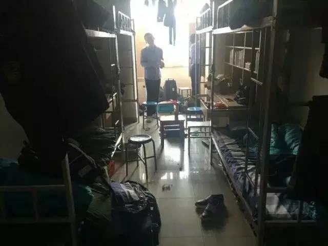 這個(gè)學(xué)校的男生宿舍火了！女同學(xué)都喊著要嫁