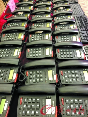 廣東警方展示偵破的跨境電信詐騙案中繳獲的作案電話。