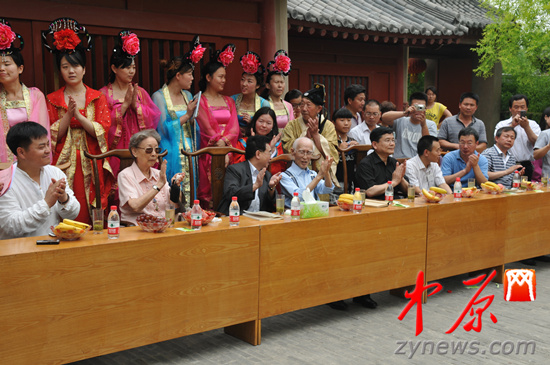 余光中、汪國真做客杜甫故里 共話詩圣家國情懷