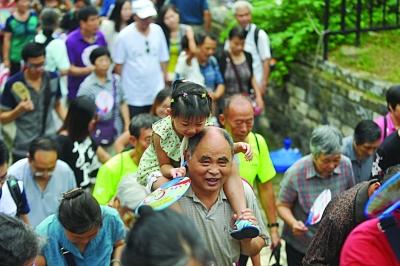 　　昨天不少老人帶著孫子孫女參加活動,明城墻對南京人而言,更多的是一種傳承。