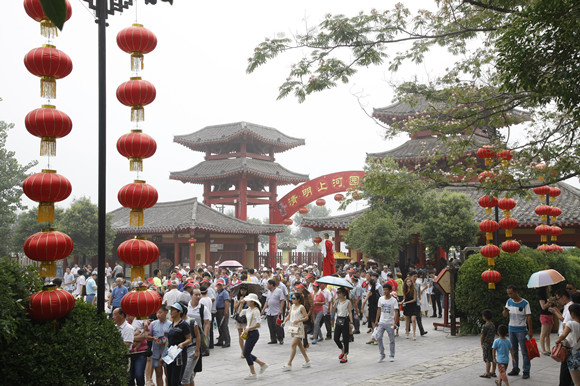 盡管高溫來(lái)襲 清明上河園內(nèi)游客依舊絡(luò)繹不絕 盡管高溫來(lái)襲 清明上河園內(nèi)游客依舊絡(luò)繹不絕