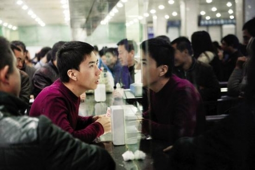 昨日起車站窗口開(kāi)始發(fā)售明年2月5日春運(yùn)車票