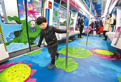 圖為試乘乘客流連忘返。