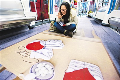 圖為試乘乘客流連忘返。