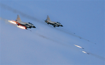 戰(zhàn)機(jī)對地攻擊。劉應(yīng)華攝