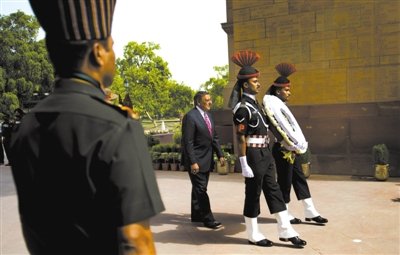 　　6日，帕內(nèi)塔在新德里。他在印度訪問時稱，美國愿意為印度提供最先進的武器