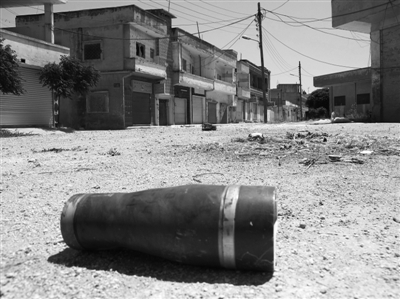 　11日，霍姆斯，政府軍和反對派武裝沖突過后留下一個彈殼。