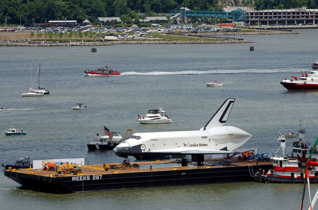 　“企業(yè)”號航天飛機(jī)被運往“無畏”號航空母艦（資料圖）