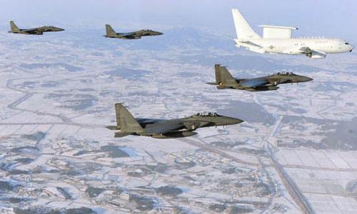 資料圖:韓國F-15K機(jī)群護(hù)衛(wèi)“和平之眼”預(yù)警機(jī)巡視領(lǐng)空 資料圖:韓國F-15K機(jī)群護(hù)衛(wèi)“和平之眼”預(yù)警機(jī)巡視領(lǐng)空