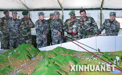 資料圖：2007年12月23日，中印陸軍聯(lián)合軍演中印參訓(xùn)指導(dǎo)組成員在進(jìn)行訓(xùn)練磋商