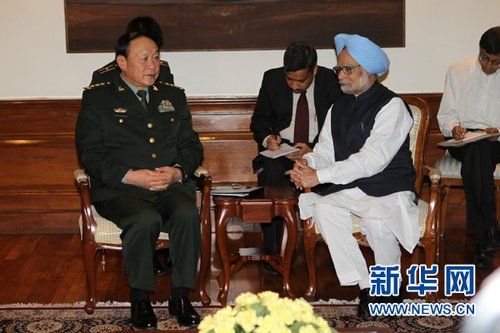 9月4日，在印度首都新德里的總理府，印度總理曼莫漢·辛格（右）會(huì)見(jiàn)中國(guó)國(guó)務(wù)委員兼國(guó)防部長(zhǎng)梁光烈。
