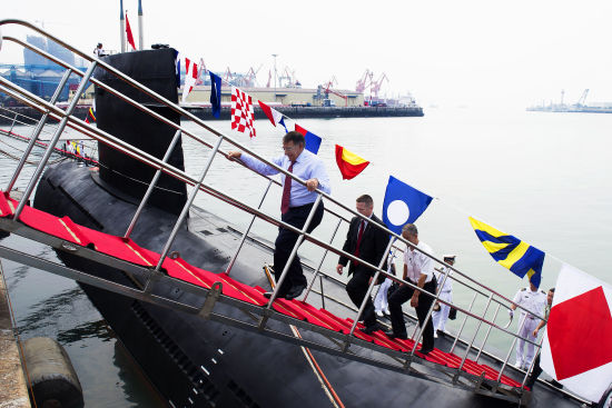 昨天，美國防長帕內(nèi)塔登上一艘中國宋級(jí)潛艇