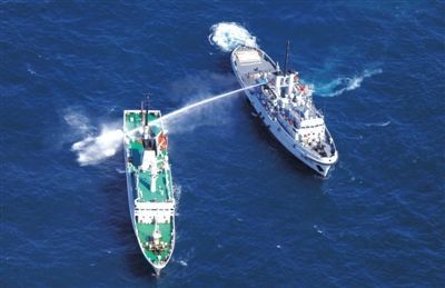 昨日，東海某海域，東海艦隊(duì)拖船使用高壓水炮為地方執(zhí)法船滅火