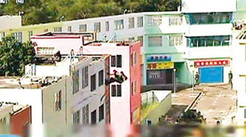 解放軍駐港部隊(duì)從屋頂游繩攻入建筑物。圖片來源：香港《文匯報(bào)》