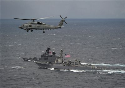 2011年1月10日，美國海軍驅(qū)逐艦與日本海上自衛(wèi)隊“鞍馬”號驅(qū)逐艦在日本長崎縣附近海域舉行聯(lián)合海上演習(xí)。資料圖片