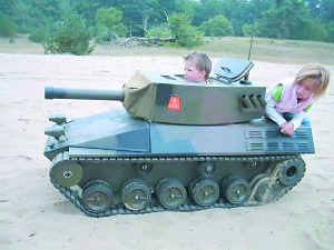 為了讓3歲兒子玩得拉風(fēng)，荷蘭父親9個月時間造了這輛坦克。