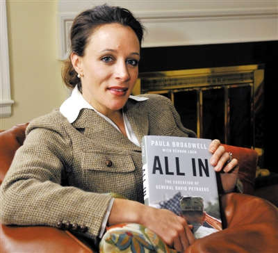 中情局前局長(zhǎng)彼得雷烏斯情婦、傳記作家布羅德維爾