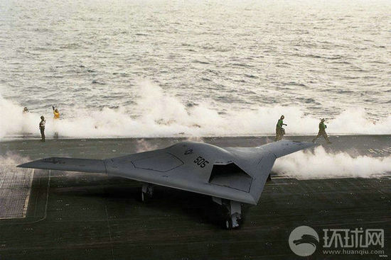 資料圖：X-47B無(wú)人機(jī)在林肯號(hào)航母上進(jìn)行系統(tǒng)連接測(cè)試。