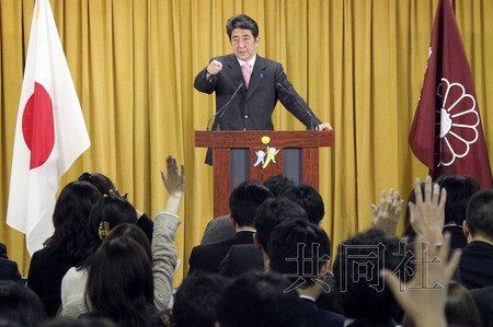 12月17日，日本自民黨總裁安倍晉三17日在黨總部會(huì)見記者，表示考慮與日本維新會(huì)和眾人之黨攜手修改憲法。