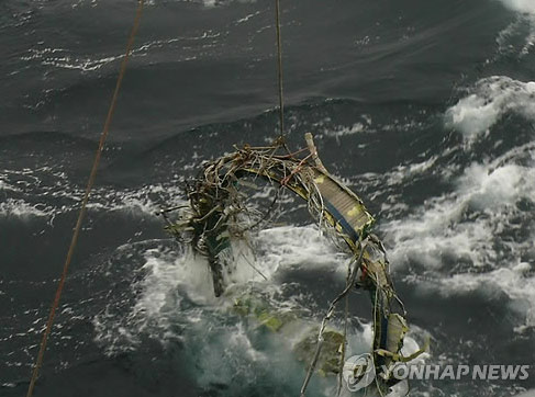 韓國(guó)防部23日表示，于本月21日又打撈了三塊朝鮮遠(yuǎn)程火箭“銀河3”號(hào)的殘骸，打撈地點(diǎn)在之前打撈一級(jí)火箭氧化劑桶附近1-2公里海域內(nèi)。（圖片來源：韓聯(lián)社）