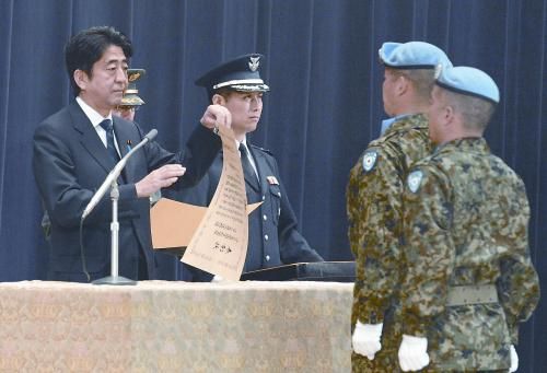 20日，日本首相安倍晉三向回國的戈蘭高地維和自衛(wèi)隊遞交政府獎狀。安倍在儀式上稱，近年“日本周邊的安全保障環(huán)境更加嚴峻”，為此將修改《防衛(wèi)計劃大綱》，進一步加強日美同盟。