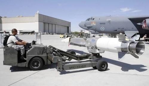 資料圖：美軍嘗試將“X-51 Wave Rider”飛行器掛在一架“B-52”轟炸機下，發(fā)射升空。