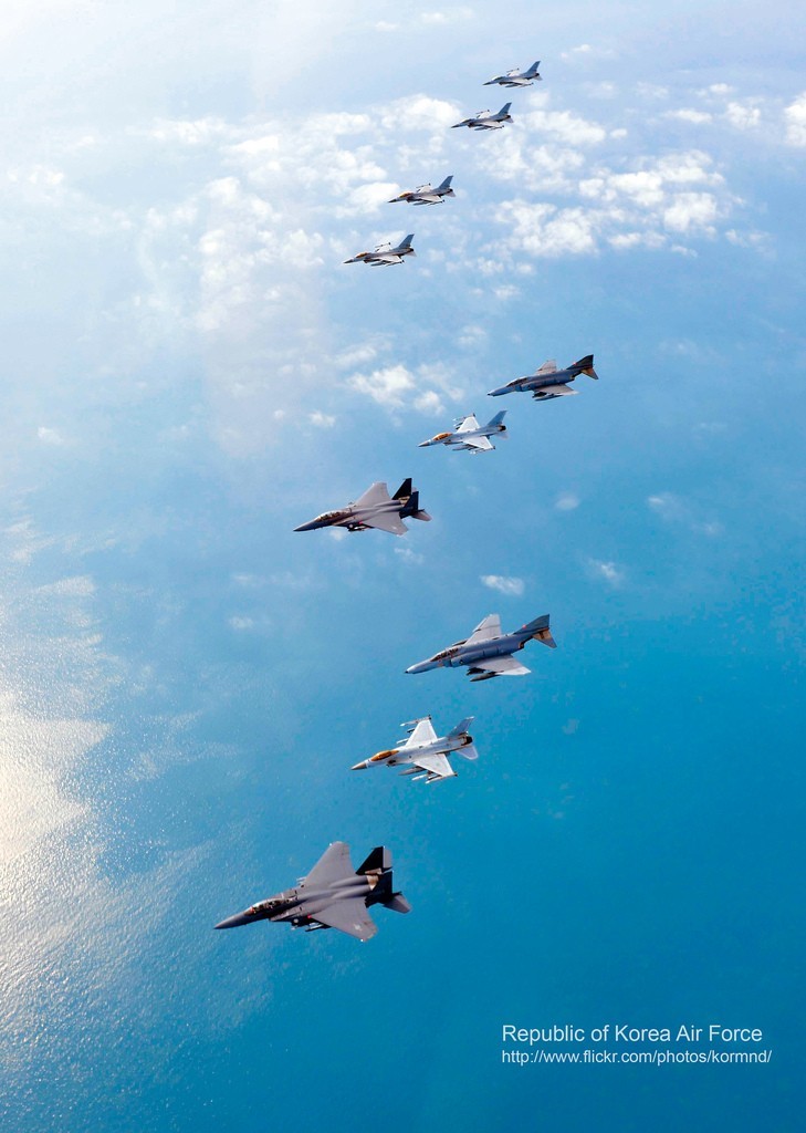 圖為韓空軍KF-16戰(zhàn)機(jī)、F-4戰(zhàn)機(jī)、F-15K兩代三型戰(zhàn)機(jī)編隊(duì)升空練作戰(zhàn)。