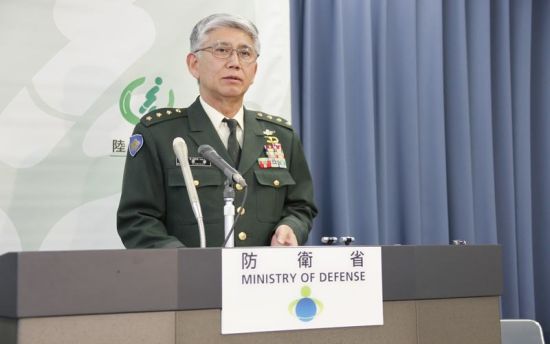 2月21日下午2點(diǎn)，日本陸上自衛(wèi)隊(duì)參謀長(zhǎng)君塚榮治在防衛(wèi)省會(huì)見(jiàn)記者