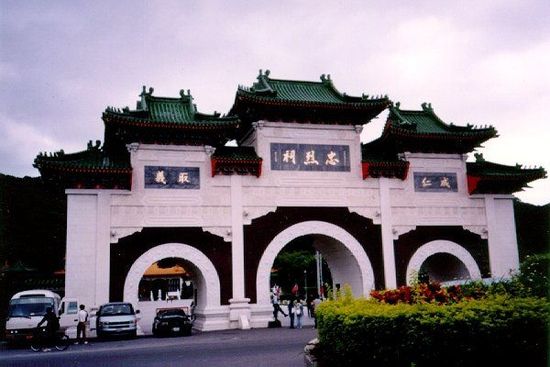 位于臺(tái)北的忠烈祠供奉著從孫中山革命，到抗日戰(zhàn)爭(zhēng)，解放戰(zhàn)爭(zhēng)所有陣亡國民黨士兵的靈位。