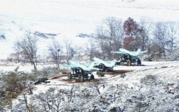 朝鮮公開的照片顯示，在三輛牽引車輛上各自搭載了一架無人機(jī)。