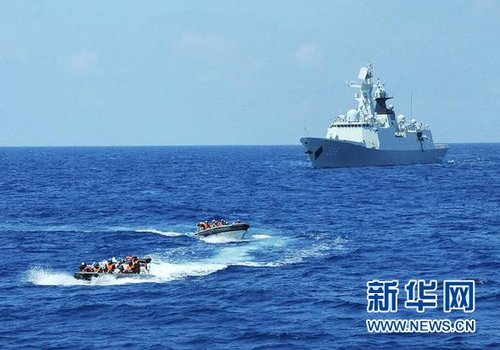 3月28日，十余名臨檢拿捕隊員從玉林艦出發(fā)，乘小艇駛向模擬可疑商船的艦只。