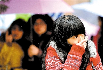 大學(xué)路附近，一位美女冷得縮起脖子。 晚報記者 馬健 圖