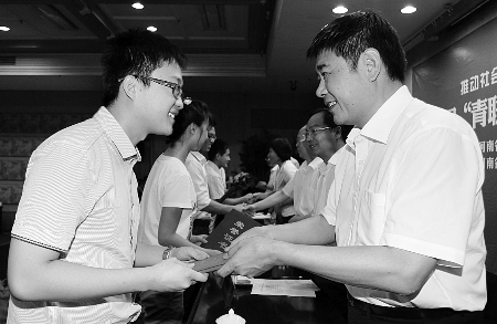 百余寒門學(xué)子到省直機(jī)關(guān)帶薪實習(xí) 每人每月可領(lǐng)到1500元 百余寒門學(xué)子到省直機(jī)關(guān)帶薪實習(xí) 每人每月可領(lǐng)到1500元