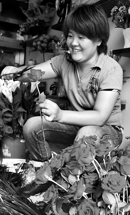 8月21日，內黃縣一家鮮花店的工作人員正在包裝鮮花。