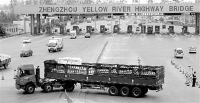 一輛6軸大貨車被路政人員勸阻后，掉頭返回