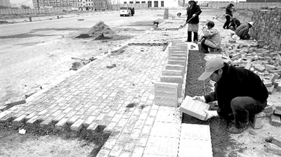 端午路正在鋪設人行道道磚，進行工程收尾。