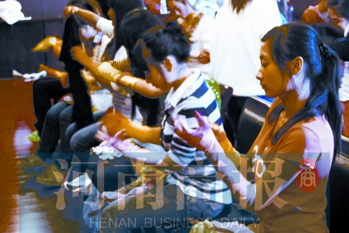 演出前，她們仔細(xì)檢查每一處細(xì)節(jié)