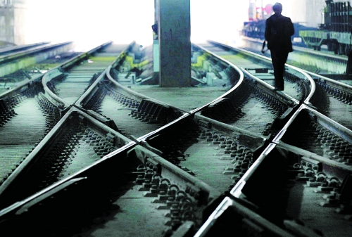 ▲鄭州地鐵1號(hào)線醫(yī)學(xué)院站，地下18米縱橫交錯(cuò)的鐵軌伸向遠(yuǎn)方。