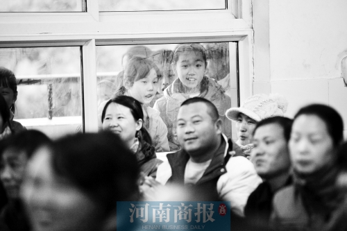 家長(zhǎng)課堂上，孩子們趴在窗戶上圍觀