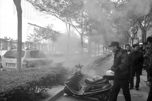 暖氣管爆裂，熱水熱氣從花壇中噴出。