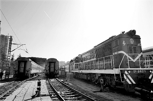 　　鄭州車輛段，擦拭一新的列車整裝待發(fā)。