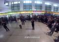 火車站候車大廳紅歌快閃迎國慶！百人互動，震撼現(xiàn)場嗨翻天！