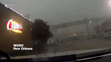 好可怕！大風把火車從橋上吹了下來