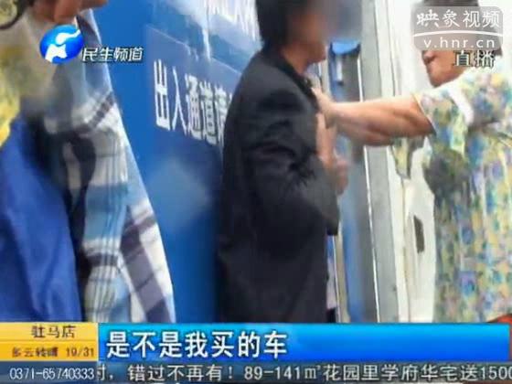 夫妻車?；▓@路中央 棄車去打架