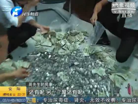 小食品批發(fā)店主扛著硬幣來(lái)買車