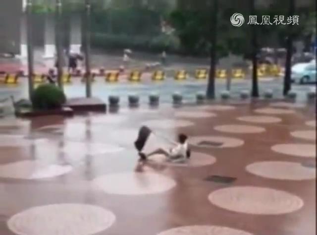 臺風(fēng)登陸威力驚人 行人各種被吹飛