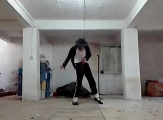 農(nóng)民工也愛(ài)邁克杰克遜！地下室模仿MJ經(jīng)典舞步