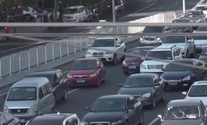 北京明年研究試點(diǎn)征收擁堵費(fèi)  地鐵或推錯峰票價