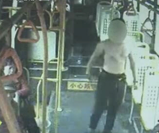 上車光膀子 這是要干啥？