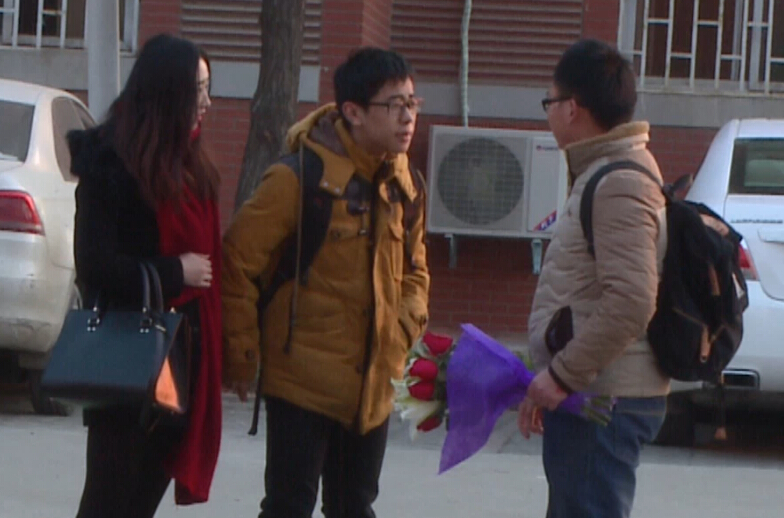 美女請(qǐng)你假裝其男友拒絕追求者，你會(huì)怎么辦？